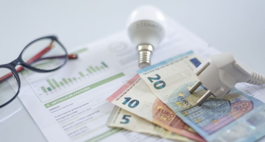 ¿Cuánto sube el IVA de la Luz y del Gas en 2024? | Gestoría Pastor